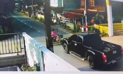 นครราชสีมา-วงจรปิดจับภาพกระบะพุ่งชนรถจักรยานต์ไฟฟ้าร่างกระเด็นไกลกว่า 50 เมตร