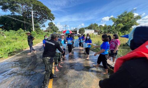 ศรีสะเกษ รักษาการผู้ว่าสั่งสำรวจไร่นาบ้านเรือนที่ได้รับความเสียหายจากน้ำท่วม