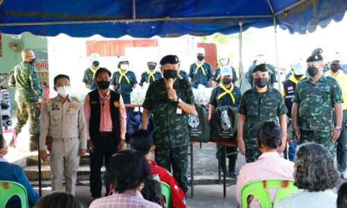 พิษณุโลก รองแม่ทัพภาคที่ 3 ตรวจสถานการณ์น้ำ และมอบถุงยังชีพให้กับผู้ประสบอุทกภัย