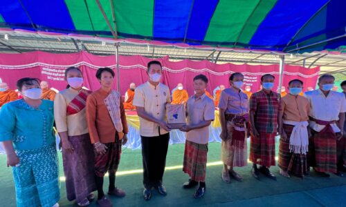 ศรีสะเกษ ยิ่งใหญ่อลังการชาวสำโรงปราสาทนุ่งผ้าไทยใส่บาตรนำข้าวก้นบาตรไปช่วยเหลือผู้ยากไร้