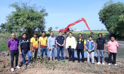 อบจ.พิษณุโลก ช่วยขุดลอกวัชพืชแก้ปัญหาน้ำท่วมขังพื้นที่ทำการเกษตรให้ประชาชนในพื้นที่