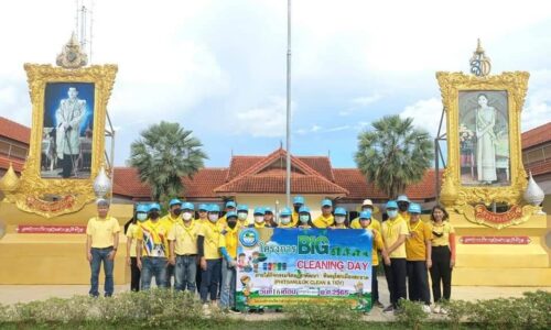 พิษณุโลก นางพีรกานต์ ทองเชื้อ นายก อบต.วังพิกุล มอบหมายให้คณะผู้บริหารโดยร่วมแรงร่วมใจทำความสะอาดเก็บขยะตลอดสองข้างทาง