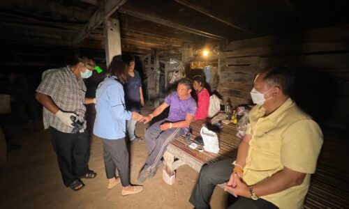 ศรีสะเกษ นายอำเภอกันทรลักษ์ห่วงใยชาวบ้านเข้าไปหาเก็บเห็ดหลงป่าชายแดนไทย – กัมพูชานาน 3 วัน