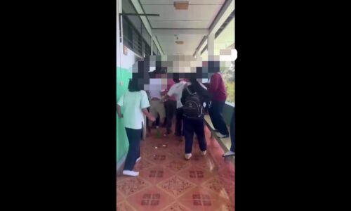 ภาพเหตุการณ์ น.ร.นับร้อยตะลุมบอนกันใน ร.ร.ครูเข้าห้ามโดนต่อยกระเด็น