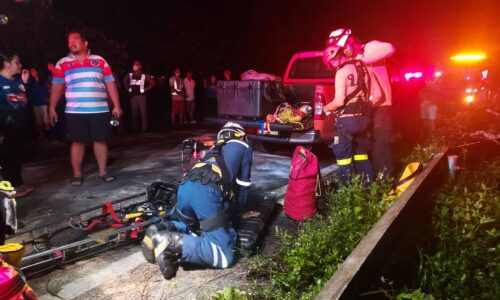 พังงา-สุดเศร้ารถเทรลเลอร์บรรทุกน้ำมันเต็มคัน เสียหลักแหกโค้งตกเหวลึกที่เขาสก