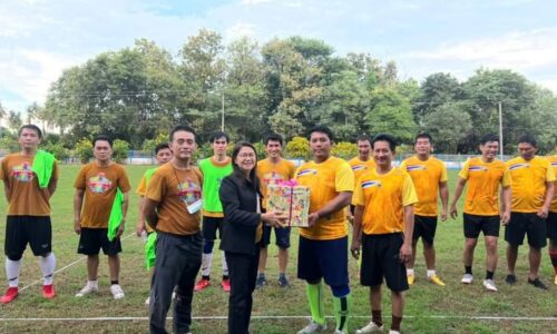 พิษณุโลกนางพีรกานต์ ทองเชื้อ นายก อบต.วังพิกุล พร้อมคณะร่วมกันจัดกิจกรรมแข่งขันกีฬาฟุตบอลผู้นำท้องที่ผู้นำท้องถิ่น