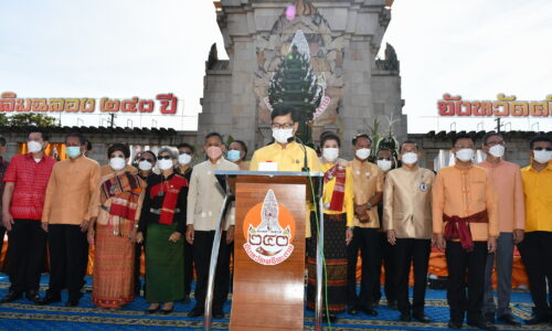 ศรีสะเกษ นางรำกว่า 4,000 คนร่วมรำฉลองสู่ขวัญเมืองบายศรีเมืองรุ่งเรือง 240 ปียิ่งใหญ่ตระการตา