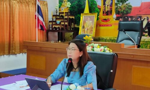 พิษณุโลก นางพีรกานต์ ทองเชื้อ นายก อบต.วังพิกุล ทีมบริหารโดยร่วมพูดคุยกับผู้นำชุมชนถึงสถานการณ์แนวโน้มปัญหายาเสพติดในพื้นที่