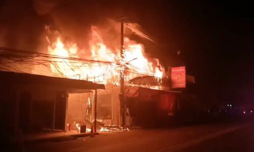 ศรีสะเกษ ภาพเหตุการณ์ไฟไหม้ร้านถ่ายรูปกลางเมืองกันทรลักษ์วอด 2 คูหา