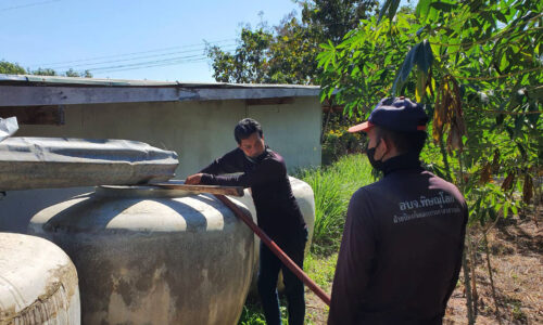 พิษณุโลกอบจ.พิษณุโลก แจกน้ำอุปโภคบริโภคช่วยเหลือประชาชนบ้านหินลาด