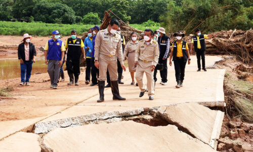 อบจ.พิษณุโลก ส่งเครื่องจักรกลช่วยสร้างถนนหลังถูกน้ำป่าพัดขาด