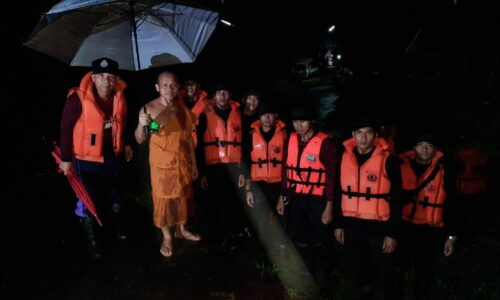 พังงา ตำรวจ ตชด ช่วยขนย้ายสิ่งของฝนตกหนักน้ำป่าไหลหลาก