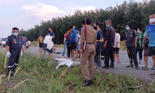 ปราจีนบุรี-คนขับกระบะเซ็ง…จยย.ขี่ส่ายไปมาย้อนศรพุ่งเข้าชนหน้ารถเสียชีวิตคาที่