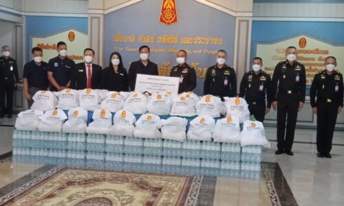 กองทัพภาคที่ 3 รับมอบถุงยังชีพพร้อมน้ำดื่ม จาก บริษัท เซ็นทรัล กรุ๊ป เพื่อบรรเทาสาธารณภัยให้กับประชาชน