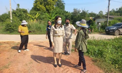 พิษณุโลก นางพีรกานต์ ทองเชื้อ นายก อบต.วังพิกุล พร้อมด้วยคณะร่วมลงพื้นที่เพื่อติดตามความคืบหน้าโครงการซ่อมปรับเกรดผิวถนน