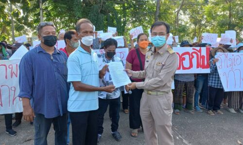 พิษณุโลก กลุ่มเกษตรกร พิษณุโลก-สุโขทัย เรียกร้องโยกย้ายหัวหน้าสำนักงานกองทุนฟื้นฟูฯออกจากพื้นที่