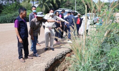 พิษณุโลกอบจ.พิษณุโลก ติดตามการดำเนินงานซ่อมแซมถนนสายบ้านหลังเขา-บ้านน้ำดั้น ต.หนองกะท้าว
