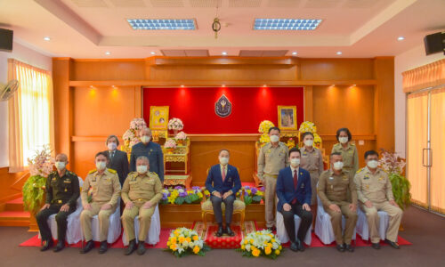 ประธานมูลนิธิสถาบันการศึกษาในรัชกาลที่ 6 และสมเด็จฯ เจ้าฟ้าเพชรรัตนราชสุดาฯ ศิริโสภาพรรณวดี เสด็จเยี่ยมโรงเรียนมุกดาลัย