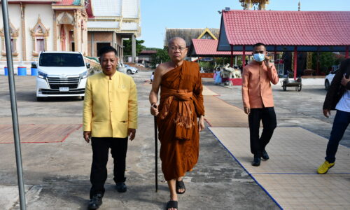 ศรีสะเกษ วัดบ้านคูบจัดกิจกรรมวันครบรอบวันละสังขารหลวงปู่ทอง ปภากโร ครบ 2 ปี ทำบุญตักบาตรข้าวสารอาหารแห้ง