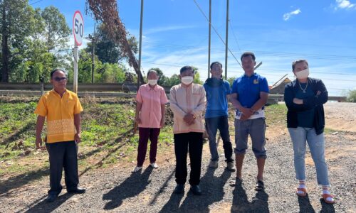 ศรีสะเกษ นายก อบต.คูซอดตรวจสอบกรณีปักเสารั้วปิดกั้นทางลงหาดบ้านแก้ง  สถานที่ท่องเที่ยวริมแม่น้ำมูล