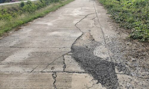 ป.ป.ช.พิษณุโลก ตรวจสอบถนน อบต.บ้านกร่าง ชำรุดแตกร้าว จี้ผู้รับจ้างเร่งซ่อม