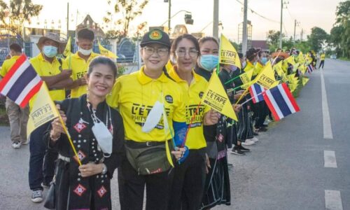 พิษณุโลก นางพีรกานต์ ทองเชื้อ นายก อบต.วังพิกุล พร้อมคณะร่วมให้การต้อนรับ ดร.วีระศักดิ์ โควสุรัตน์ สมาชิกวุฒิสภาและคณะนักปั่นในการแข่งขันปั่นจักรยานนานาชาติ