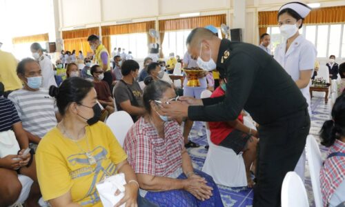 แม่ทัพภาคที่ 3 เปิดตา และมอบแว่นตาให้แก่ผู้ผ่าตัดตาต้อกระจก จำนวน 80 คน