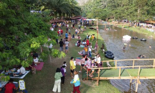 พังงา-แห่เที่ยวชมหลาดชายคลองบ้านบางกันของกินพื้นบ้านและสาธิตการร่อนแร่ด้วยเลียงในลำคลอง