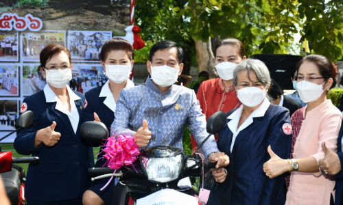 ศรีสะเกษ แห่มอบเงินสิ่งของให้กาชาดจัดงานเทศกาลปีใหม่สี่เผ่าไทย