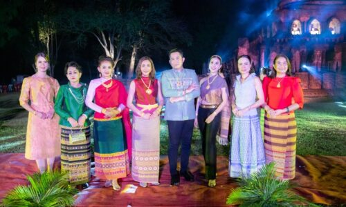 อพท.๔ ร่วมส่งเสริมการจัดงานย้อนอดีตศรีสัชนาลัย นุ่งผ้าไทย ใส่เงิน ทอง ลายโบราณ