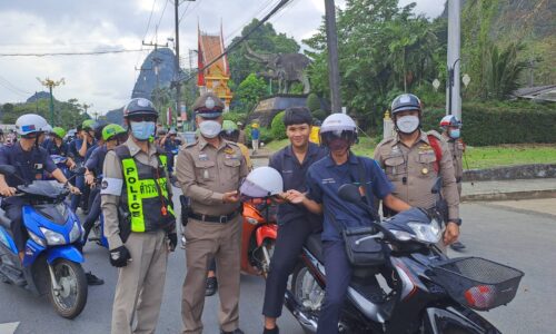 ตำรวจภูธรจังหวัดพังงา เปิดโครงการปีใหม่นี้ขับขี่ปลอดภัยฯ รณรงค์การใช้รถใช้ถนนอย่างมีวินัยและสวมหมวกนิรภัย