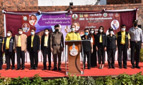 ศรีสะเกษ ตำรวจห่วงใยประชาชนรณรงค์ประชาสัมพันธ์ให้ผู้ใช้รถใช้ถนนร่วมใจขับขี่ปลอดภัย 365 วัน