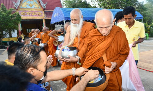 ศรีสะเกษ ตะลึงพระสงฆ์ไทยเครายาวที่สุดในโลก เผยที่ต้องไว้เครายาวร่วม 1 เมตรเนื่องจากได้ให้สัจจะวาจากับสิ่งศักดิ์สิทธิ์เอาไว้