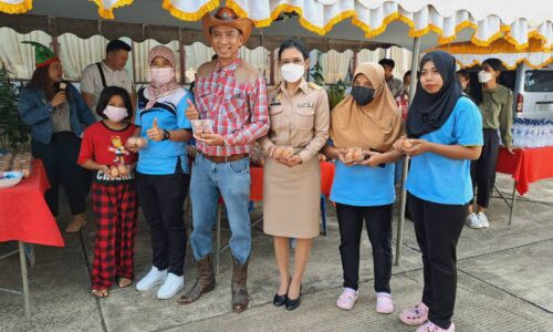 ปศุสัตว์พังงาแจกไข่ฟรีมอบความสุขให้กับชาวบ้าน 8.000 ฟอง