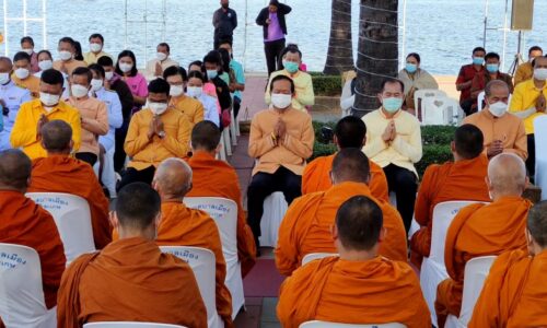 ศรีสะเกษ ผู้ว่านำประชาชนจัดพิธีทำบุญตักบาตรลงนามถวายพระพรถวายเป็นพระราชกุศล แด่สมเด็จพระเจ้าลูกเธอ