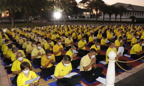 พิษณุโลก กองทัพภาคที่ 3 ร้อยรวมพลังแห่งความจงรักภักดี จัดพิธีเจริญพระพุทธมนต์