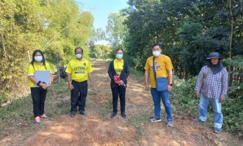 พิษณุโลก นางพีรกานต์ ทองเชื้อ นายก อบต.วังพิกุล มอบหมายให้นายสังข์ สิงห์วี รองนายกฯลงพื้นที่ตรวจสอบการทำงานของผู้รับจ้างโครงการซ่อมแซมพนังกั้นน้ำฝั่งซ้ายบริเวณหลังวัดคลองเป็ดใต้