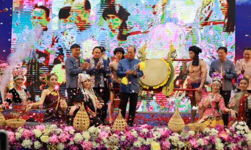 พิษณุโลก นายอนุพงษ์ เผ่าจินดา รัฐมนตรีว่าการกระทรวงมหาดไทย เป็นประธานเปิดโครงการอบรมสัมมนาวิชาการ บริบทท้องถิ่นกับการพัฒนาประเทศในปัจจุบัน