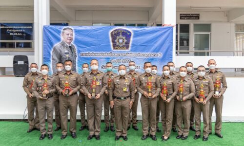 พิษณุโลก พล.ต.ท.อัคราเดช พิมลศรี ผบช.ภ.6 เป็นประธานมอบถ้วยรางวัลการแข่งขันแบดมินตัน