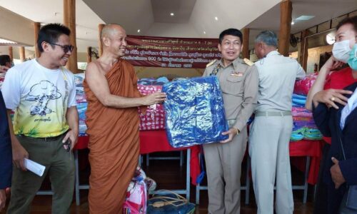 แม่จัน – พระอาจารย์เพทาย นันทวโร เจ้าอาวาสวัดเจริญวิจิตรังสีสุทโธและบริษัท สุริยะผ้านวม จำกัด มอบผ้าห่มกันหนาว (ผ้านวม) จำนวน 600 ผืน