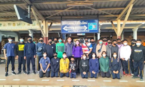 พิษณุโลก นางพีรกานต์ ทองเชื้อ นายก อบต.วังพิกุล เดินทางมายังสถานีรถไฟ เพื่อร่วมส่งนักกีฬารักบี้ฟุตบอลของโรงเรียนวังพิกุล