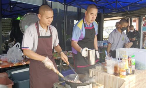 พิษณุโลก อิ่มจุกๆอาหารตามสั่งถูกแสนถูก 10 บาท โภชนาการอาหารครบ สวนกระแสของแพง