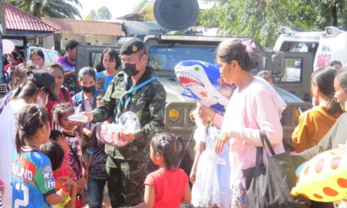 ศรีสะเกษ ทหาร ฉก.3 นำขนมไปมอบให้กับเด็กที่อยู่พื้นที่ห่างไกลตามแนวชายแดนไทย-กัมพูชาสร้างรอยยิ้ม และ ความประทับใจ
