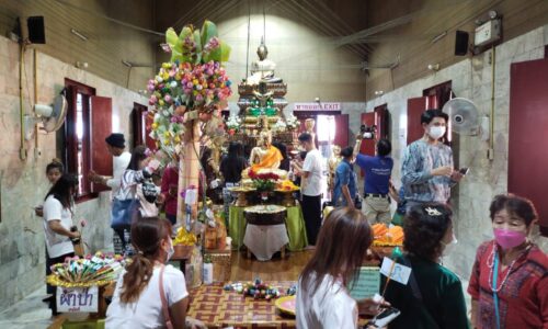 นครนายก – นักท่องเที่ยวแห่เข้ากราบไหว้หลวงพ่อปากแดงแน่นวัดพร้อมส่องหาเลขเด็ดใกล้หวยออก