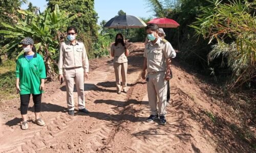 พิษณุโลก นางพีรกานต์ ทองเชื้อ นายก อบต.วังพิกุล มอบหมายให้นายปัณณวิชญ์ จันทร์ตรี รองนายกฯ ร่วมลงพื้นที่ตรวจสอบการทำงานของผู้รับจ้างโครงการปรับปรุงพนังกั้นน้ำ บริเวณบ้านนางสอิ้ง