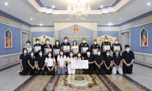 พิษณุโลก กองทัพภาคที่ 3 รับมอบผ้าห่มกันหนาว จากบริษัท สรรพสินค้าเซ็นทรัล จำกัด