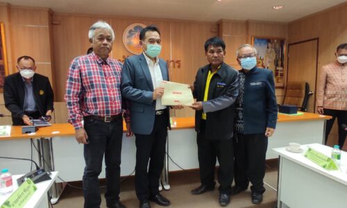 มุกดาหารตัวแทนชาวบ้านภูผาหอมยื่นหนังสือต่อประธานกรรมาธิการที่ดินฯ ร้องขอให้แก้ไขปัญหาที่ดินทำกิน