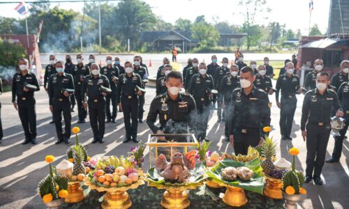 ศรีสะเกษ พันเอก ภคพล มีทิพย์ นำกำลังพลประกอบพิธีบวงสรวงถวายราชสักการะศาลสมเด็จพระนเรศวรมหาราช