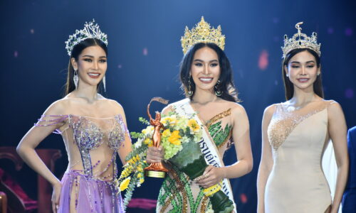 ศรีสะเกษ อิงฟ้า วราหะ มอบดอกไม้ให้น้องเดียร์น่าที่คว้ามงกุฎมิสแกรนด์ศรีสะเกษไปครอง