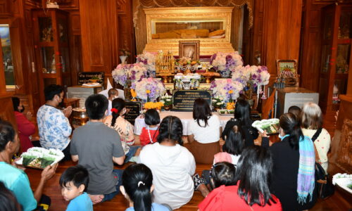 ศรีสะเกษ ตรุษจีนแห่กราบไหว้ลอดใต้สรีระสังขารขอพรหลวงปู่สรวงที่วัดไพรพัฒนา